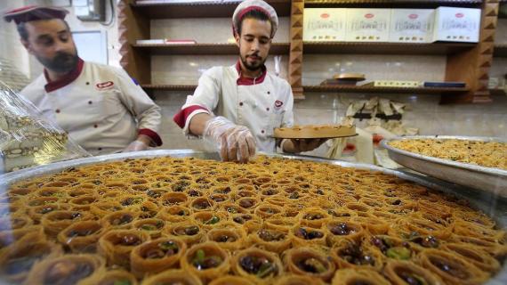 لاجئ سوري يبيع الحلويات الشامية والتقليدية في مدينة إربد شمال الأردن