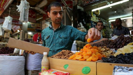 #صور: أجواء استقبال شهر #رمضان في سوق الزاوية بمدينة #غزة تصوير: عطية درويش