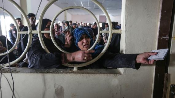 معاناة آلاف المسافرين عبر معبر رفح البري