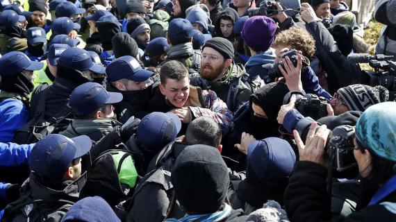 إصـابة 13 شرطيا إسرائيليا خلال اشتباكات مع مستوطني بؤرة عمونا الاستيطانية في شمال رام الله