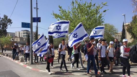 عشرات المستوطنين ينظمون مسيرة أعلام في حي الشيخ جراح
