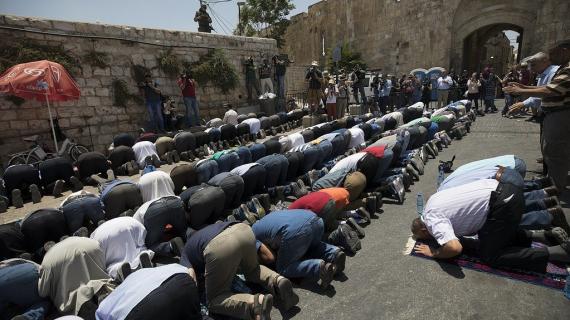 المقدسيون يواصلون أداء الصلاة والرباط على أبواب #المسجد_الأقصى