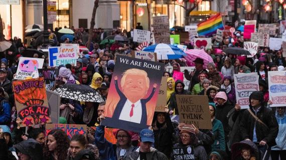 الآلاف يتظاهرون في شوارع سان فرانسيسكو الأمريكية ضد رئيس بلادهم الجديد ترامب