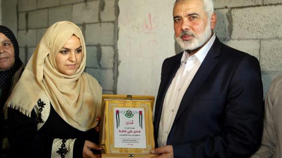 هنية يزور بيت هدى غالية في مدينة بيت لاهيا لتهنئتها بتخرجها من الجامعة