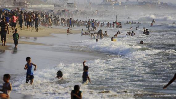 بحر غزة في الأجواء الحارة