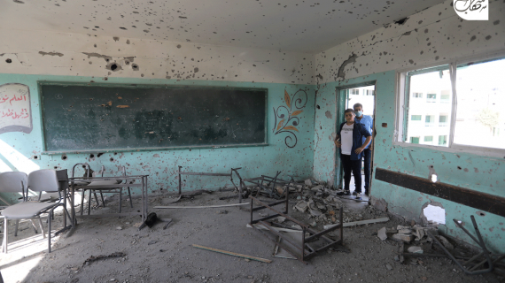 طلاب يتفقدون صف دراسي قصفه الاحتلال شرق غزة