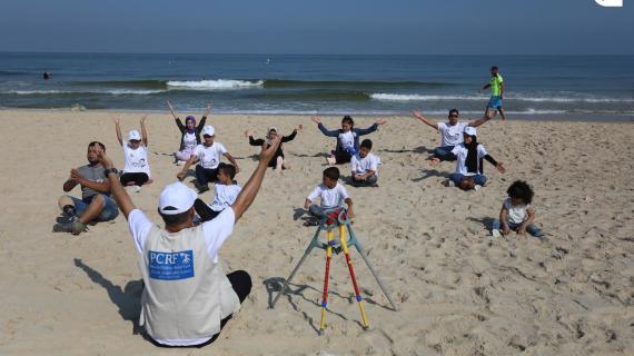 أطفال فلسطينيون من ذوي الاحتياجات الخاصة يشاركون في "رياضة اليوجا" على شاطئ بحر مدينة غزة