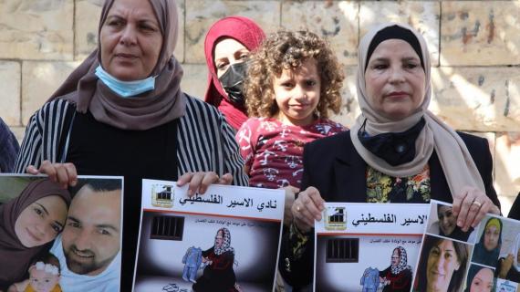 وقفة تضامنية مع الأسرى أمام الصليب الأحمر في طولكرم
