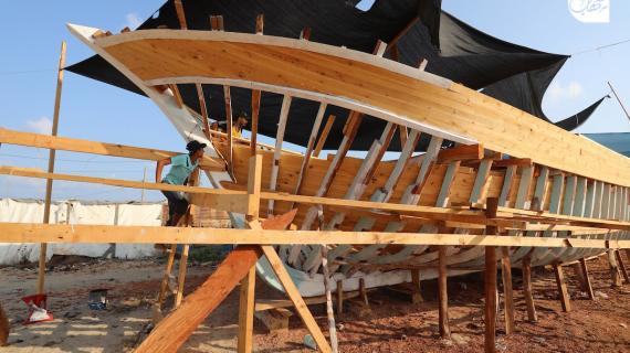 بأدوات ومعدات بسيطة.. البدء بصناعة أكبر "مركب جر بحري" في خانيونس جنوب قطاع غزة