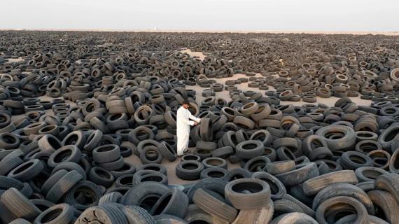 الكويت.. أكبر مقبرة للإطارات في العالم تبدأ بالانحلال