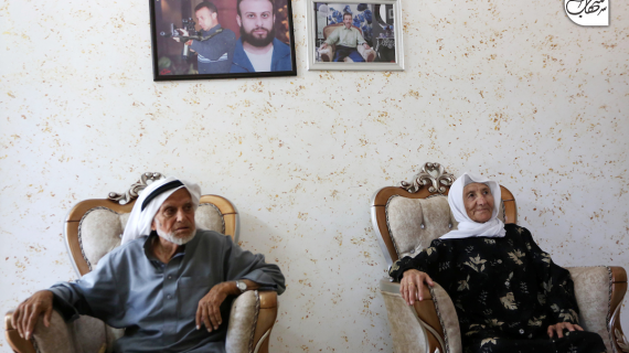 والدا الأسيـر يعقوب غوادرة الذي انتزع حريته من سجن جلبوع