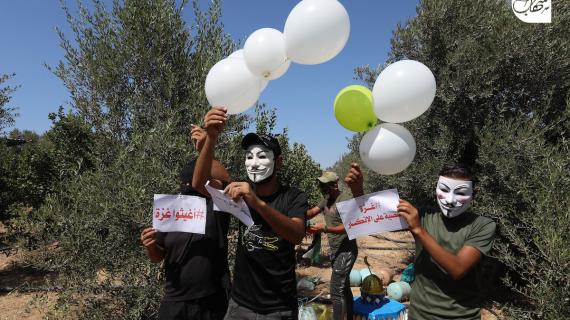 شبان فلسطينيون يطلقون بالونات حارقة تجاه مستوطنات الاحتلال رفضًا للحصار المفروض على القطاع