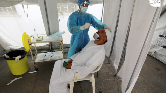 الطواقم الطبية تأخذ عينات لفحص فيروس كورونا في دير البلح وسط قطاع غزة
