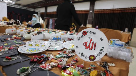 نساء فلسطينيات يشاركن في معرض للمشغولات اليدوية بعنوان "أنت التغيير" في مدينة غزة