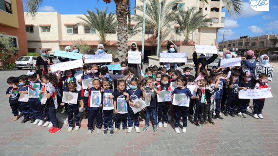 أطفال فلسطينيون يرفعون صور الأسرى الستة في دير البلح وسط قطاع غزة
