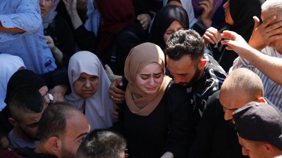 كان من المفترض حفل زفافهما بعد شهر من الآن.. خطيبة الشهيد أسامة صبح (22 عاما) أثناء وداعه وتشييع جثمانه في بلدة برقين قرب جنين