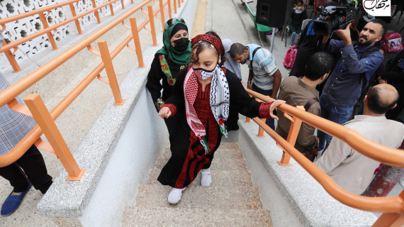 الطالبة فرح إسليم التي بترت ساقها بغارة إسرائيلية تعود إلى مدرستها في غزة بعد تركيب طرف صناعي بالأردن