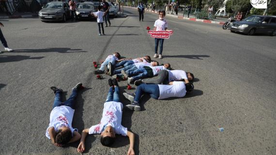 "كفى حوادث".. أطفال يشاركون في مشهد تمثيلي بمدينة غزة؛ للحد والتحذير من حوادث السير ونشر التوعية المرورية.