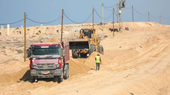 الطواقم المصرية تواصل عملها على كورنيش شمال غزة