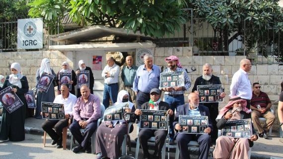 وقفة تضامنية مع الأسرى أمام مقر الصليب الأحمر في طولكرم