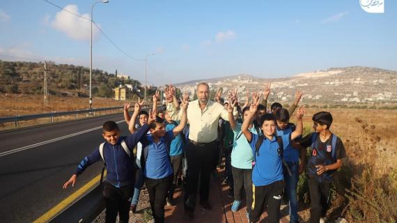 معاناة طلاب قرية اللبن الشرقية جنوب نابلس بعد منع قوات الاحتلال عبورهم من الطريق الرئيسي وعرقلة وصولهم للمدرسة