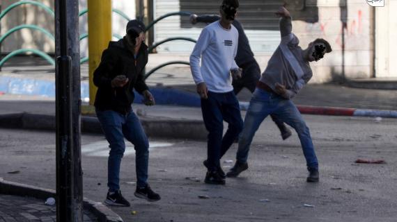 المواجهات التي اندلعت بين الشبان وقوات الاحتلال بمنطقة باب الزاوية في الخليل