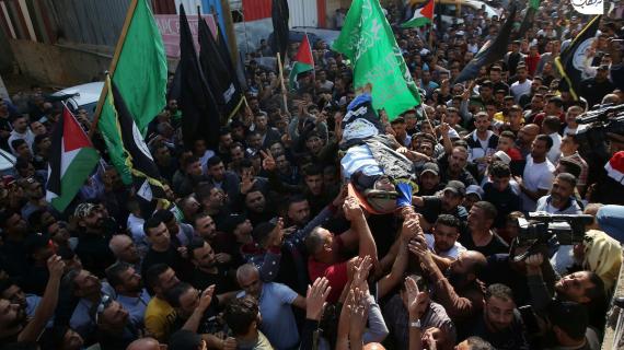 جماهير غفيرة تشيع جثمان الشـهـيـد صدام حسين بني عودة في بلدة طمون جنوب طوباس