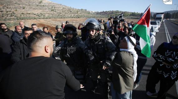 قوات الاحتلال تقمع وقفة نظمها أهالي قرية اللبن الشرقية يطالبون فيها بحماية أبنائهم خلال توجههم لمدارسهم من عربدة المستوطنين