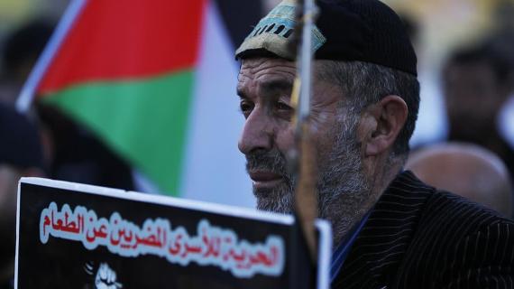 مسيرة دعم واسناد للأسرى المرضى والمضربين عن الطعام في سجون الاحتلال وسط مدينة رام الله