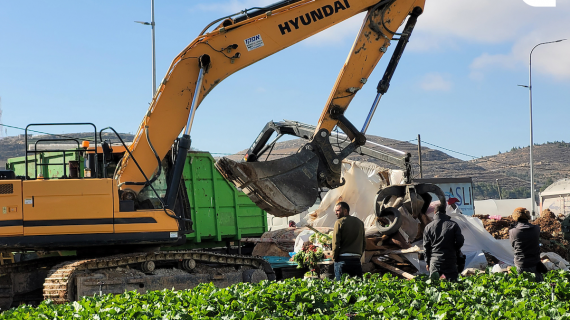 الاحتلال يجرّف أراضٍ زراعية في قرية الهجري جنوب #الخليل