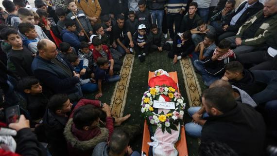 تـشـيـيــع جثمان الشــهــيــد الفتى محمد مطر لمثواه الأخير في قرية دير أبو مشعل غرب رام الله