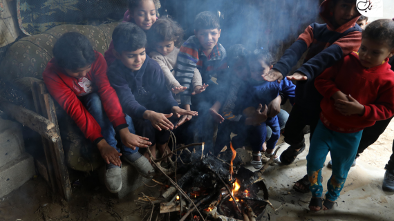 عائلات فلسطينية تعيش أوضاعًا صعبة في ظل البرد والأمطار المرافقة للمنخفض الجوي الذي يؤثر على فلسطين