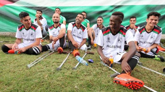 تدريبات لفريق كرة قدم من لاعبين بساق واحدة في غزة