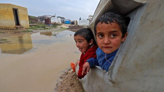 معاناة اللاجئين السوريين من الأمطار والبرد القارص في إدلب