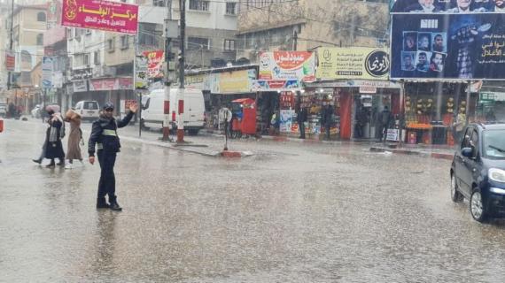 عمل شرطة المرور والنجدة في محافظتي رفح والشمال خلال المنخفض الجوي الحالي في تسهيل حركة المواطنين ومساعدتهم