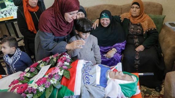 تشييع المسن الفلسطيني عمر أسعد (80 عاما) الذي استشهد عقب اعتقال قوات الاحتلال له والتنكيل به شمال رام الله أمس