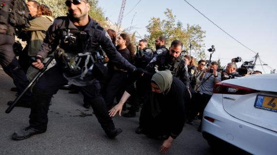 قوات الاحتلال تسحل سيدة فلسطينية بعد الاعتداء عليها في حي الشيخ جراح بالقدس المحتلة