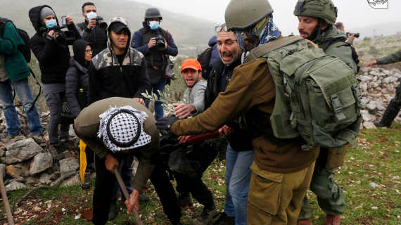 قوات الاحتلال تمنع مزارعون فلسطينيون من زراعة أشجار الزيتون في قرية بورين بنابلس