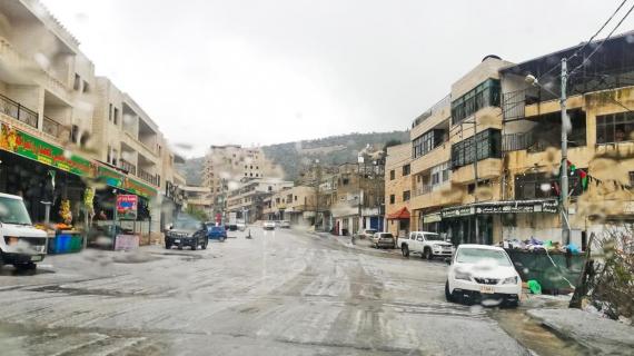 سقوط زخات ثلجية خفيفة على مدينة رام الله والمناطق القريبة