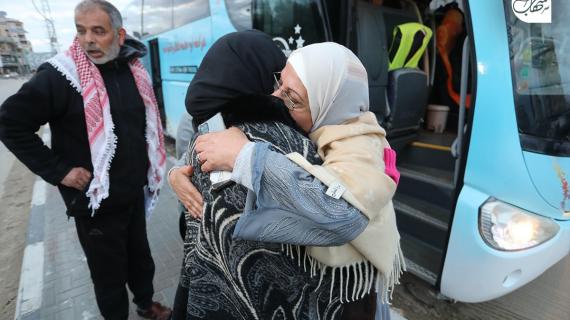 بعد انقطاع لمدة عامين بسبب جائحة كورونا.. الفوج الأول من معتمري غزة يغادر للديار الحجازية