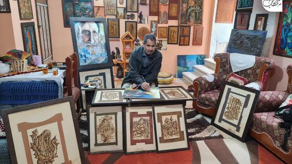 منزل الفنان الفلسطيني الدكتور عبد الوهاب أبو حرب في غزة يتحول إلى لوحة فنية ومعرض دائم