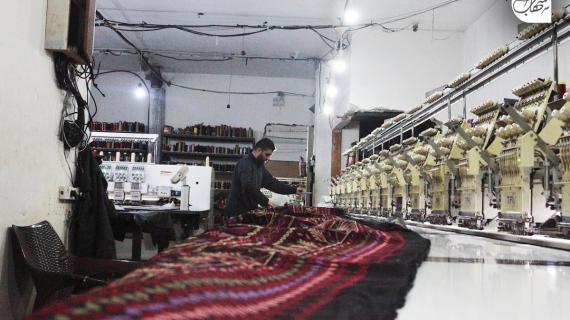الفلسطيني رياض الشرفا يفتتح مصنعًا لإنتاج الأثواب الفلسطينية المطرزة باستخدام أدوات وآلات إلكترونية حديثة.