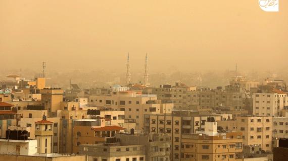 عاصفة رملية تلون سماء غزة بالبرتقالي