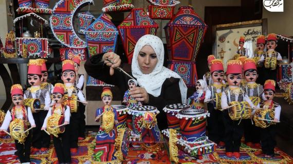 الفلسطينية حنان المدهون تُبدع بصناعة الزينة الرمضانية المصرية في غزة