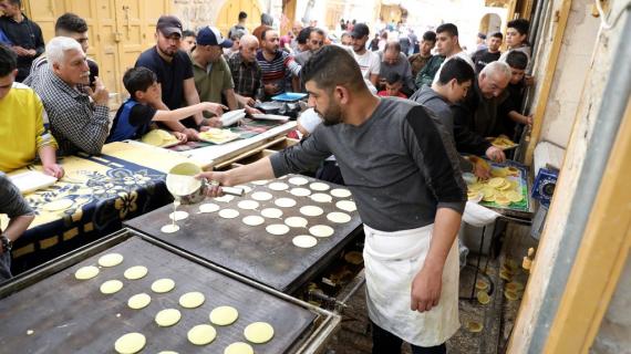 قطايف رمضان والمخلللات في الخليل