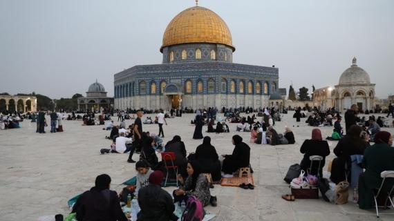 الإفطار في باحات المسجد الأقصى في اليوم السادس من شهر رمضان المبارك