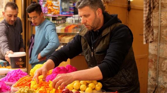 عائلة الشلودي في البلدة القديمة بالخليل تتوارث تقليد صناعة المخللات منذ العام 1936