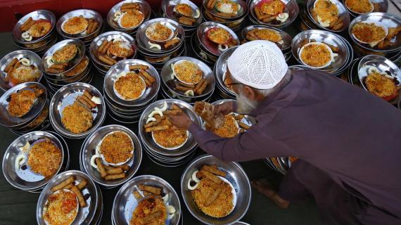 موائد الإفطار الجماعي جزء أصيل من طقوس شهر رمضان في باكستان