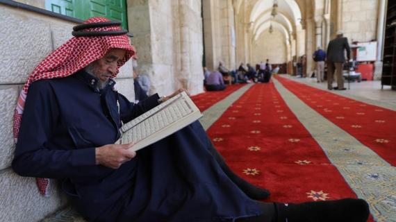 مواطنون يتلون القرآن الكريم بالمسجد الاقصى المبارك في خامس ايام الشهر الفضيل