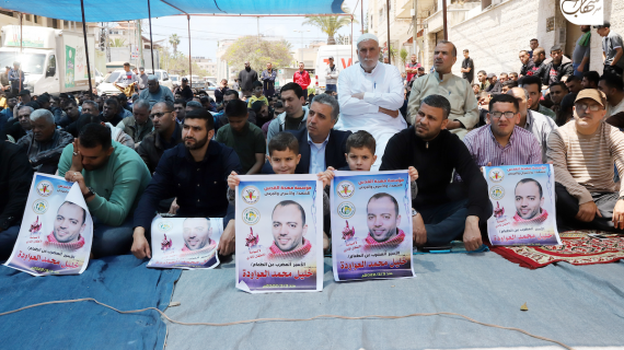 صلاة الجمعة أمام مقر الصليب الأحمر في غزة تضامنا مع الأسير المضرب خليل عواودة